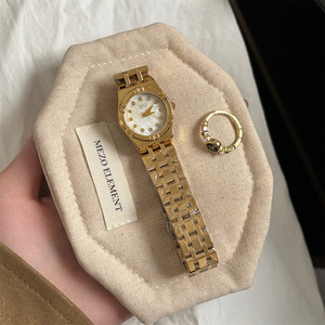 Reloj de Lujo con Correa de Metal Dorado, Esfera con Diseño de Granos de Café e Incrustaciones de Diamantes de Imitación - Product Image 3