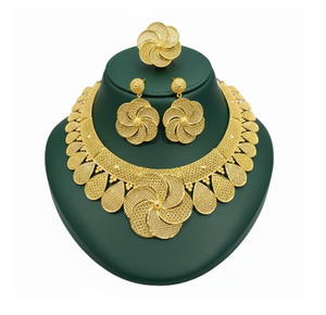 Ensemble de bijoux pour femmes de qualité supérieure, 4 pièces, comprenant un magnifique collier, un collier sautoir et un collier plaque avec un design classique - Product Image 1