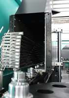 Machine de soufflage de bouteilles de thé au lait et de jus en PP entièrement automatique à large ouverture et 2 cavités, avec PLC Mitsubishi, capacité de 5500 BPH