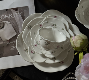 Juego de Vajilla de Cerámica con Delicados Capullos de Rosa Rosa - Platos, Tazas y Platillos de Porcelana para Restaurantes, Bodas, Eventos y Venta al por Mayor - Product Image 1