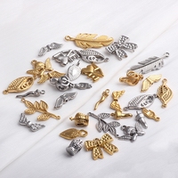 Divers pendentifs en acier inoxydable plaqué or 18 carats à motifs multiples pour la fabrication de bijoux, de colliers et de bracelets.