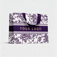 Sac en papier personnalisé recyclable avec poignées en ruban à sangle intérieure, en carton ivoire 190-230 g/m², imprimé à l'écran avec marque personnalisée pour vêtements