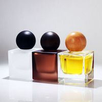 Flacon de parfum carré personnalisé à faible MOQ, 30ml 50ml 100ml, en verre transparent, gris, noir, dépoli, avec bouchon en bois