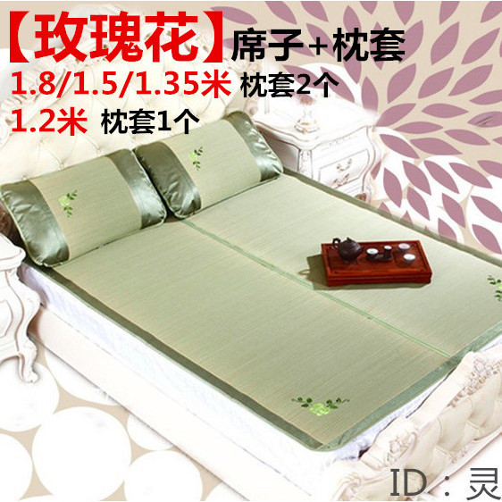Funda de almohada de esterilla de paja con estampado de rosas.