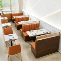 Table et chaises italiennes personnalisées confortables pour pizzeria, ensemble de meubles de restaurant avec structure en bois