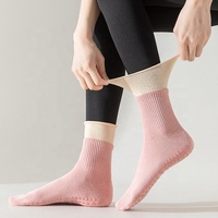 Vente en gros Chaussettes de yoga pilates en coton antidérapantes personnalisées Offre Spéciale Chaussettes antidérapantes pour femmes avec logo du corps à motif de lettres