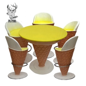 Mobili Decorativi Moderni in Fibra di Vetro a Forma di Gelato, Sedie e Tavolo Scultorei a Grandezza Naturale - Product Image 2