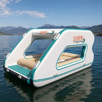 Flotteur gonflable en forme de petite maison avec fenêtre creuse, tapis intérieur souple et plateforme d'entrée avant pour le plaisir estival sur le lac