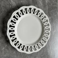 Vaisselle élégante et charmante avec des ensembles de plats en céramique à motifs ronds