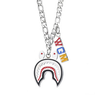 Collier personnalisé en acier inoxydable plaqué or avec pendentif requin de dessin animé et breloque lettre, chaîne cubaine, bijoux tendance pour hommes, style hip-hop