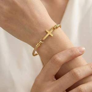 Pulsera de Hilo con Cruz Chapada en Oro, Joyería Cristiana Inspiradora de Acero Inoxidable para Mujer, Ideal para Regalo - Product Image 1