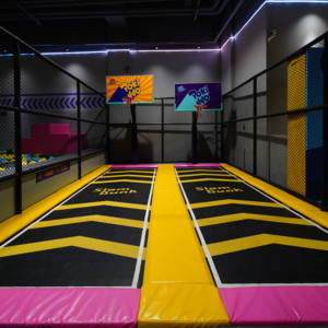 Slam dunk de basket-ball dans un parc de trampolines - Product Image 6