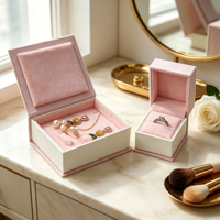 Coffret Cadeau de Bijoux en Marbre Rose avec Chaîne Dorée, Boucles d'Oreilles Perles, Bague et Rose Blanche – Ensemble Présentoir en Gros