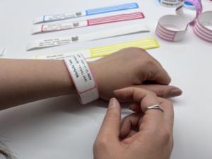 방수 일회용 플라스틱 손목밴드, 열전사 인쇄된 클럽, 회의, 게임, 이벤트용 홍보용 참신한 선물 - Product Image 6