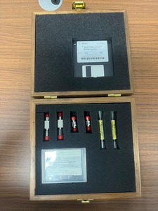 Kit de verificación Keysight 85057B, 2.4 mm, 10 MHz a 50 GHz, atenuadores de 2.4 mm, 20 dB y 40 dB - Product Image 1