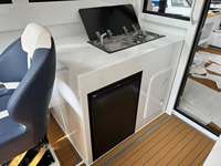 Bateau de pêche en aluminium Profisher à coque profilée de 9,6 m, grande cabine personnalisable avec flotteur intégré pour une sécurité accrue