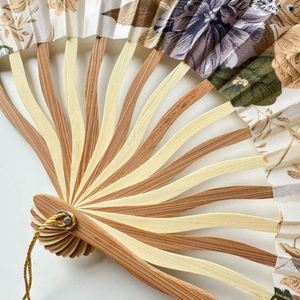 Elegante Abanico Plegable de Seda Color Bambú Natural, con Diseño Floral Clásico Tradicional, para Decoración de Bodas, Hogar u Oficina, con Grabado Personalizado - Product Image 3