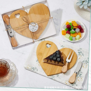 Tabla de cortar de bambú en forma de corazón con juego de cuchillo y tenedor para servir frutas y queso, regalo decorativo - Product Image 1