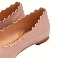 Chaussures plates pour femmes, personnalisables en usine (OEM/ODM), avec bordure ondulée, doublure en cuir, semelle extérieure en TPR et semelle intérieure souple, à prix abordable.