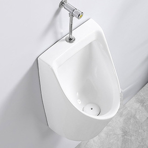 Toilettes pour hommes dans l'hôtel avec urinoirs muraux et urinoirs suspendus en céramique blanche simple - Product Image 1