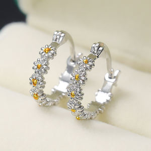 أقراط نسائية من الفضة من CAOSHI, أقراط نسائية من الفضة بتصميم كوري على شكل زهرة الأقحوان الصغيرة يوميًا - Product Image 1