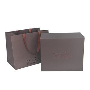 กล่องของขวัญแม่เหล็กพับได้แบบแข็ง ขนาดใหญ่ สีน้ำตาล ผลิตจากกระดาษแข็งเคลือบด้าน พิมพ์โลโก้ด้วยความร้อนแบบกำหนดเอง พร้อมระบบล็อคในตัว - Product Image 3