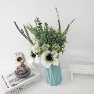 Bouquet de fleurs artificielles CallaFloral Camélia en PVC souple pour décoration intérieure et accessoires de mariage CF01155 - Product Image 1