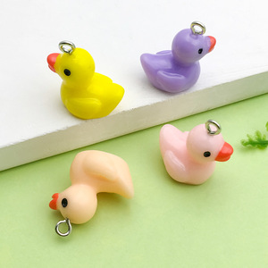 Colgante de pato de resina colorido para hacer pulseras, formas mixtas, accesorio de joyería de plástico, verano 2024, origen Yiwu SN153 - Product Image 3
