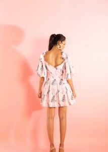 มินิเดรสพิมพ์ลายพร้อมดีเทลระบายที่ไหล่ ชุดลำลองสำหรับผู้หญิง ผลิตจากผ้าเนื้อบางเบา สวมใส่สบาย กระชับรูปร่าง - Product Image 5