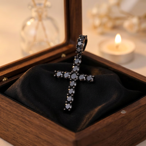 Colgante de cruz de moissanita plateada con incrustaciones de diamantes, estilo hip hop de lujo para fiestas y eventos, joyería de moda con contraste de piedra negra, estilo de alta gama. - Product Image 1