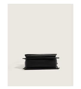 Bolso de hombro con cadena negra material de cuero simple y capaz - Product Image 4