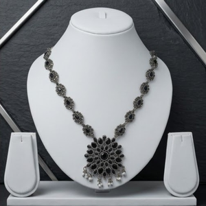 Parure Collier et Boucles d'Oreilles Traditionnelles en Cuivre et Laiton, Pendentif Floral Oxydé, Bijoux Ethniques Classiques pour Femme, Idéal Anniversaire - Product Image 1