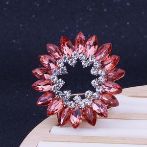 ODM et OEM broche en cristal femmes élégant Vintage strass épinglette Blazer robe de mariée décoration concepteur broches - Product Image 2