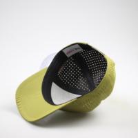 Casquette de performance à 6 panneaux, design personnalisé, haute qualité, anti-transpiration, polyester perforé, fermeture snapback, patch PVC, durable, pour le sport