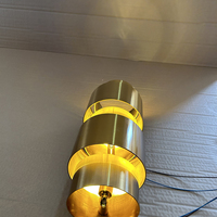 Applique murale LED cylindrique moderne en laiton brossé, tube doré, culot E26, lumière blanc chaud doux 2700K, abat-jour métallique pour couloir d'hôtel et escalier