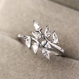 Anillo de Mujer T0489, Chapado en Oro de 18K, con Cristales de Circonita, Forma de Planta, Engaste de Puntas, para Uso Diario - Product Image 4