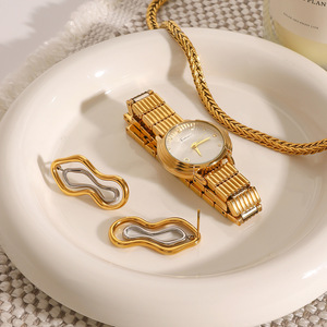Pendientes geométricos de oro y acero inoxidable para mujer, uso diario - Product Image 1