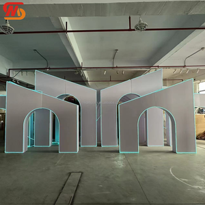 Arche de fond de scène de mariage personnalisée en acrylique blanc lisse avec éclairage LED - Product Image 1