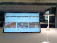 Moniteur tactile portable Android 24 pouces avec Wi-Fi, USB, caméra et haut-parleurs pour réunions, éducation et formation – Options de couleurs