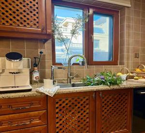 Gabinetes de Cocina <span class=keywords><strong>Modulares</strong></span> de Madera Sólida Rústica Personalizados BALOM, Acabado Lacado, Puertas de Gabinete con Rejilla Tallada a Medida para Cocina - Product Image 1