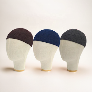 Kufi classique noir et gris avec motif en zigzag, bonnet de prière pour homme et couvre-chef musulman en tricot confortable pour la prière quotidienne - Product Image 1