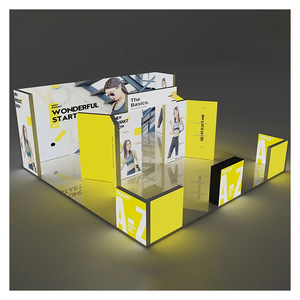 Stand de exhibición personalizado con tres lados abiertos, caja de luz SEG, pared trasera en forma de U con soporte para doble pantalla y unidad de mostrador de recepción - Product Image 1