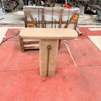 Console en travertin Wabi Sabi avec base sculpturale unique et détails en laiton – Table d'entrée en pierre