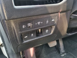 Voiture coréenne blanche 2020, berline moyenne à essence, phares LED, système de maintien au voie (LDWS), sièges chauffants et ventilés. - Product Image 6
