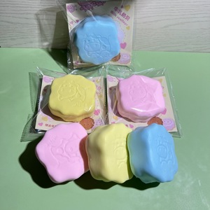 Jouets anti-stress en forme de gâteau au lait style Kawaii, mignons, à remontée lente, en PU, pour enfants, vente en gros - Product Image 2