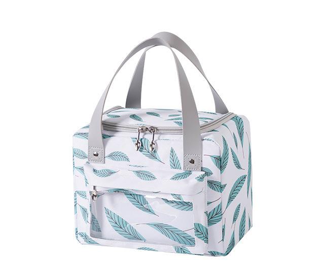 Chute des feuilles sur fond blanc