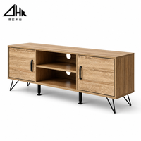 Meja TV Nordik Modern dengan Finishing Kayu Maple, Laci Penyimpanan Putih, dan Rak Terbuka untuk Hiburan di Ruang Tamu