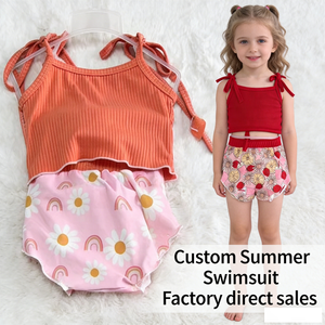 W59 Completo Estivo Cozy per Bambine, 2 Pezzi: Top Morbido con Stampa Floreale e Chiusura a Cintura e Pantaloncini con Bretelle - Product Image 1