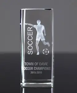 Trofeo di riconoscimento dei giocatori di cristallo sportivo 3-D per calcio 4.5 su misura "H x 2" W x 2 "D premio regalo inciso al Laser
