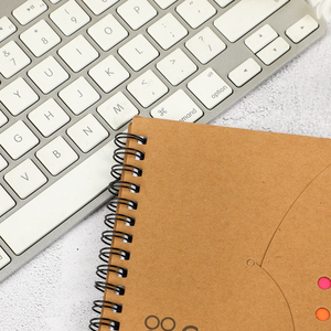 Sổ tay gấp xoắn in UV logo tùy chỉnh bán buôn với cờ PET, quà tặng khuyến mãi chất lượng cao, bộ sổ ghi chú giấy kraft tái chế - Product Image 2